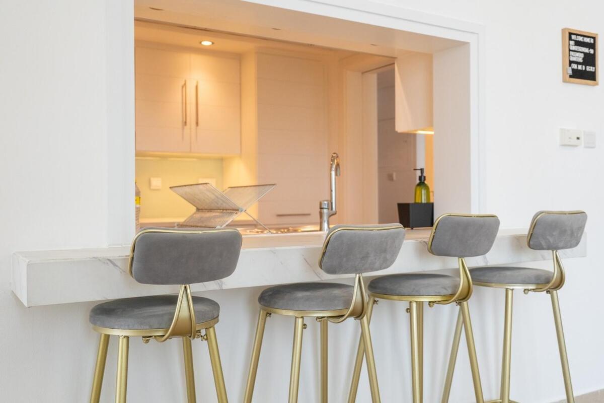 Grand 2br With Views In Downtown Apartment *