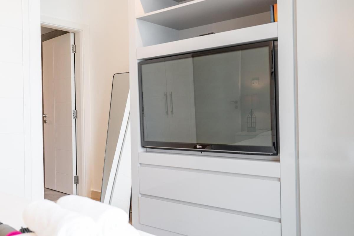 Grand 2br With Views In Downtown Apartment *