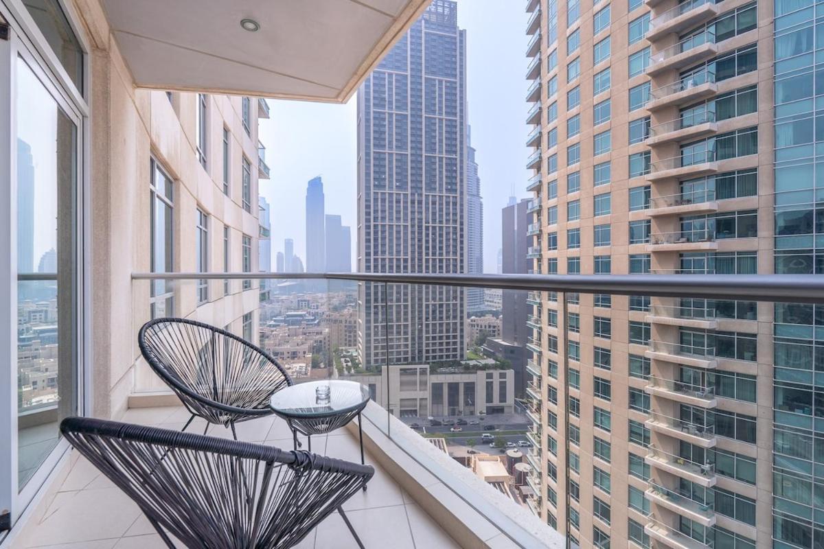 Grand 2br With Views In Downtown Apartment